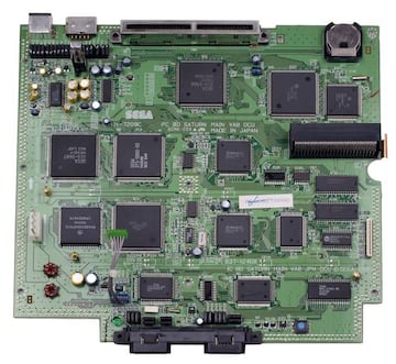 La arquitectura de Sega Saturn era muy compleja para la época y una adelantada a su tiempo; hoy día el estándar en consolas y ordenadores es utilizar procesadores de varios núcleos