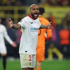 Aprobados y suspensos del Sevilla: con tres centrales parece otro