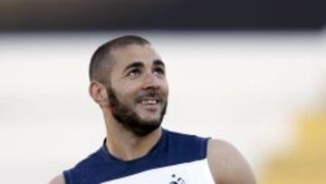 Benzema, sonriente durante un entrenamiento.