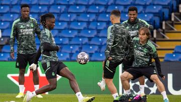 London (United Kingdom), 17/04/2023.- Real Madrid's Eduardo Camavinga (2L) joins the players take part in a training session at Stamford Bridge in London, Britain, 17 April 2023. Real Madrid will face Chelsea in their UEFA Champions League quarterfinals second leg soccer match on 18 April 2023. (Liga de Campeones, Reino Unido, Londres) EFE/EPA/TOLGA AKMEN
