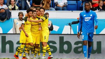 Jugadores del Borussia Dortmund abrazan a Pulisic, autor del gol del empate ante el Hoffenheim.