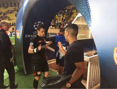 Falcao felicita a Chicharito por su gol 100 en Europa