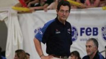 <b>MÁS DEFENSA.</B> Pesqueta terminó molesto con la defensa realizada por el equipo en determinadas jugadas ofensivas de Letonia.