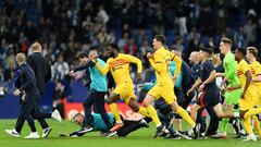 Invasión de campo de los seguidores del Espanyol cuando los jugadores del Barcelona celebraban el campeonato liguero.