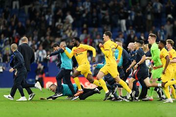 Invasión de campo de los seguidores del Espanyol cuando los jugadores del Barcelona celebraban el campeonato liguero.