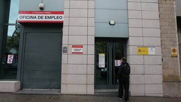 15/04/2020 Un hombre entra por la puerta de una Oficina de Empleo ubicada en Ronda de las Provincias, n&uacute;mero 7, de la capital, un d&iacute;a despu&eacute;s del anuncio realizado por el Fondo Monetario Internacional que estima que Espa&ntilde;a cier