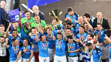Di Lorenzo levanta el trofeo de la Serie A.