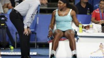 La estadounidense Serena Williams pide a uno de los oficiales de la organizaci&oacute;n un caf&eacute; espresso para combatir el sue&ntilde;o producido por el &#039;jet lag&#039;. 