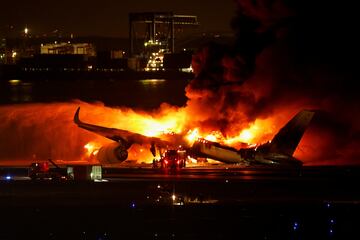Todos los pasajeros, 367 según informa Japan Airlines, y los 12 tripulantes han sido evacuados del avión antes de que éste acabara totalmente calcinado tras ser devorado por las llamas. 