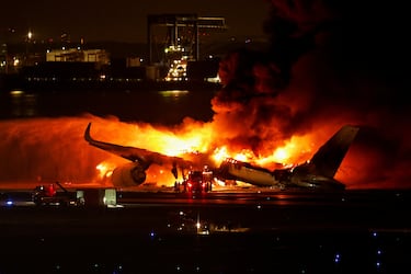 Todos los pasajeros, 367 según informa Japan Airlines, y los 12 tripulantes han sido evacuados del avión antes de que éste acabara totalmente calcinado tras ser devorado por las llamas. 