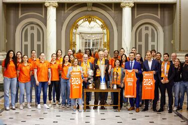 El Valencia Basket celebra el título con la afición