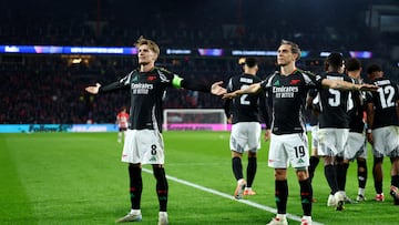 Odegaard celebra un nuevo gol ante el PSV,