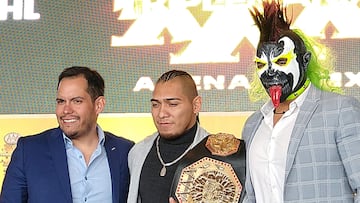 Hijo del Vikingo (centro) posa con Psycho Clown y Dorian Roldán en conferencia de prensa.