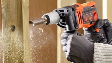 El taladro percutor de Black+Decker con 32 piezas y un maletín