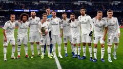 Modric pos&oacute; con sus compa&ntilde;eros del once titular despu&eacute;s de ofrecerle el Bal&oacute;n de Oro al Bernab&eacute;u en los minutos previos al partido.