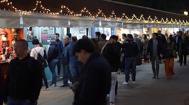 En el Paseo de Recoletos (entre Colón y Cibeles), se encuentra esta feria de artesanía, donde alrededor de 130 talleres artesanos ofrecen sus productos: ceramistas, alfareros, joyeros, etc. forman parte de este mercadillo, que estará abierto entre el 1 y el 30 de diciembre. Horarios: 11:00 - 21:00 h. 24 diciembre: 11:00 - 15:00 h. 25 de diciembre: cerrado.
