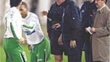 <b>EL CAMBIO DE LA POLÉMICA</B>. Salió del campo Javi Guerrero y entró Regueiro.