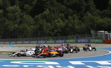 Momento de la colisión entre el monoplaza de Sebastian Vettel y el de Charles Leclerc, ambos de Ferrari, al principio de la carrera. 