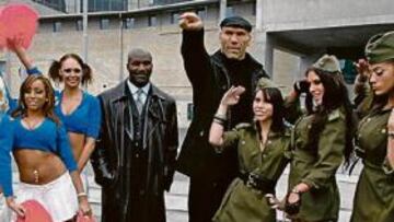 <b>PROMOCIÓN. </b>Las cheerleaders de Holyfield y el ejército de Valuev.