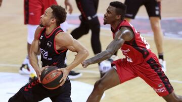 Ennis trata de cortar el paso a Brown