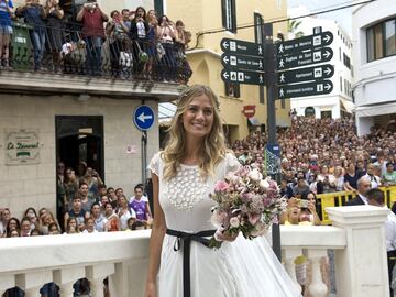 Almudena Cánovas a su llegada a la iglesia de Santa María de Mahón, en el centro histórico de la ciudad de Mahón. 