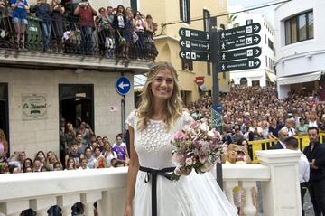 Almudena Cánovas a su llegada a la iglesia de Santa María de Mahón, en el centro histórico de la ciudad de Mahón. 