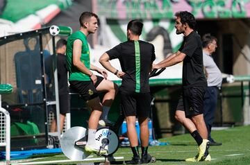 El doctor Dívar se acercó para mimar a Iñigo Vicente durante su 'descanso' de los partidillos. El 10 del Racing está volviendo a ser determinante en ataque.