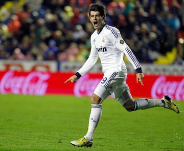 El jugador español no consiguió triunfar en el Real Madrid, y no sería porque no lo intentara en varias ocasiones. Finalmente, tuvo que salir de Chamartín para desplegar su faceta goleadora, empezando por el Chelsea.