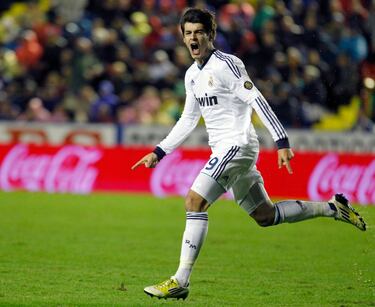 El jugador español no consiguió triunfar en el Real Madrid, y no sería porque no lo intentara en varias ocasiones. Finalmente, tuvo que salir de Chamartín para desplegar su faceta goleadora, empezando por el Chelsea.