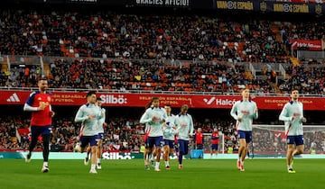 Los jugadores de la Seleccin se ejercitan el estadio de Mestalla.