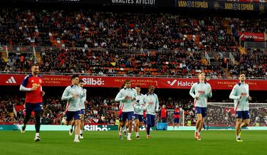 Los jugadores de la Selección se ejercitan el estadio de Mestalla.