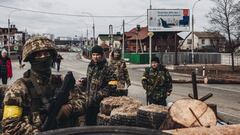Archivo - Un soldado del ejercito ucraniano en un checkpoint de la ciudad de Irpin, a 4 de marzo de 2022, en Irpin (Ucrania).
