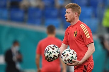 Belgium's midfielder Kevin De Bruyne warms up ahead of the UEFA EURO 2020 Group B football match between Finland and Belgium at Saint Petersburg Stadium in Saint Petersburg, Russia, on June 21, 2021. (Photo by Kirill KUDRYAVTSEV / POOL / AFP)