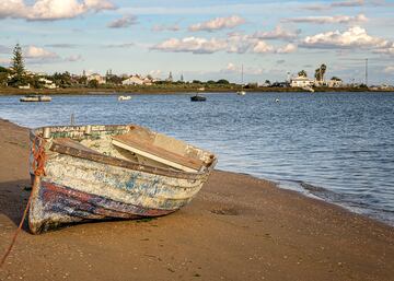 El Rompido es un pequeño pueblo costero situado en la desembocadura del río Piedras, en la provincia de Huelva. Esta pequeña pedanía marinera que se encuentra en la costa onubense esconde unos maravillosos rincones donde perderse.