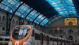 Un muro de contención cae sobre una vía y provoca el choque de un tren con pasaje en Cataluña