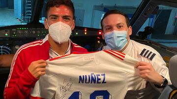 Benjamín Valenzuela, piloto de la compañía que traslada a la selección chilena, cumplió un sueño: conoció a Núñez y se llevó una anécdota para toda la vida.