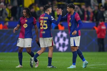 Jules Koundé, Gerard Martín y Ronald Araujo se felicitan tras conseguir el pase a semifinales de la Champions League.