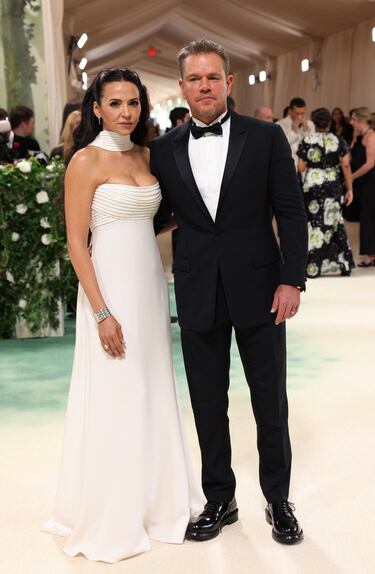 Luciana Damon y Matt Damon posan en la alfombra de la gala MET.