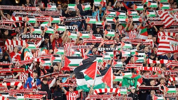 BILBAO (ESPAÑA), 29/10/2023.- Aspecto de las gradas de San Mamés en el que se ven varias banderas palestinas, durante el partido correspondiente a la jornada 11 de LaLiga que Athletic Club y Valencia disputan este domingo en el estadio San Mamés de Bilbao. EFE/ Luis Tejido