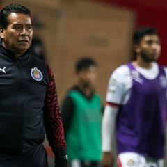 Alberto Coyote podría quedarse al frente de Chivas