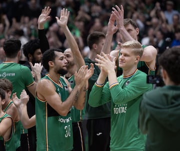 Los jugadores del Joventut celebran el triunfo.