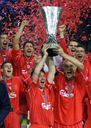 Robbie Fowler and Sami Hyypia share the honours of hoisting the trophy.