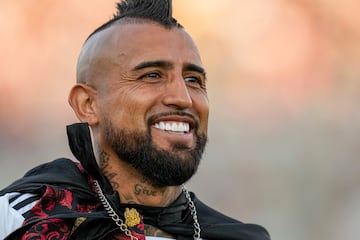 Al estilo 'Rey Arturo'. As赤 fue presentado Vidal en su presentaci車n como nuevo jugador del Colo-Colo en el Estadio Monumental lleno. Lleg車 en helic車ptero al estadio situado en Santiago de Chile para despu谷s para despu谷s cabalgar con un atuendo de rey.