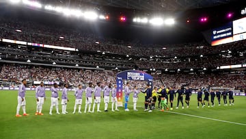 Los jugadores de Real Madrid y Barcelona se saludan en los prolegómenos del Clásico jugado en julio de 2022 en Las Vegas, dentro del Soccer Champions Tour.