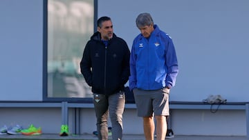 Manuel Pellegrini, con el médico del equipo, José Manuel Álvarez.
