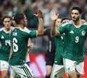 Familia de Raúl Jiménez festejan su gol que lo acerca al ‘Chicharito’