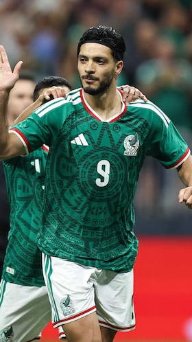 SAN ANTONIO, TEXAS - NOVEMBER 18: Raul Jimenez #9 of Mexico celebrates with his teammates after scoring a penalty during an international friendly match between Mexico and Paraguay at Alamodome on November 18, 2025 in San Antonio, Texas. Omar Vega/Getty Images/AFP (Photo by Omar Vega / GETTY IMAGES NORTH AMERICA / Getty Images via AFP)