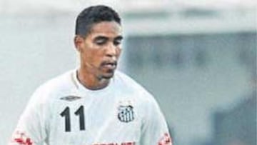 <b>UN JUGADOR CLAVE PARA LUXEMBURGO</b>. Cléber Santana se marchó en 2005 a Japón, al Kashiwa Reysol, donde explotó su olfato goleador. Jugó 29 partidos en el país del Sol Naciente y marcó ocho goles. Su gran año no pasó desapercibido para Vanderlei Luxemburgo, que en su regreso a Brasil tras su experiencia en el Real Madrid le solicitó como fichaje prioritario para su nuevo proyecto en el Santos. Con él en su equipo, Luxemburgo ganó en solidez y siempre le consideró clave en sus esquemas.
