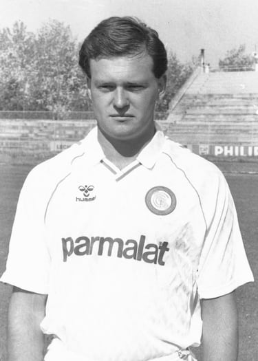 El delantero madrileño llegó al Real Madrid con once años. Se formó en las categorías inferiores hasta su debut como profesional en la Real Sociedad Deportiva Alcalá la temporada 1983-84, cedido por la entidad blanca. La temporada siguiente regresó al Castilla donde estuvo hasta 1987. Vistió la camiseta en 28 partidos en los que anotó 9 goles. Jugó en el C.A. Osasuna tras salir del club madridista. 