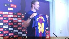 Aron Palmarsson posa con su camiseta con el dorsal 34 durante su presentaci&oacute;n como nuevoi jugador del Barcelona Lassa de Balonmano.